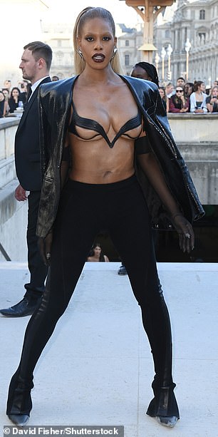 Присутствуют: Лаверн Кокс...