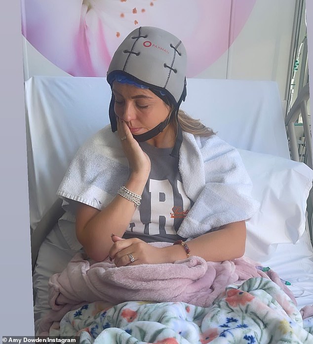 Здоровье: 33-летняя валлийская профессиональная танцовщица вспомнила свой ужасающий околосмертный опыт в новом интервью, рассказывая, как после первого и второго курса химиотерапии ее срочно доставили в больницу с сепсисом, а затем с тромбами.