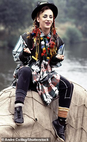 На фото: Бой Джордж на съемках клипа Karma Chameleon в 1983 году.