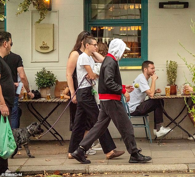 Летят искры: впервые эти двое были замечены смотрящими очень близко на концерте Брюса Спрингстина BST в Гайд-парке в Лондоне 8 июля.