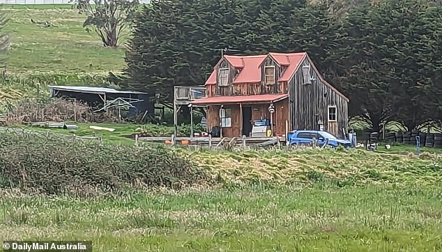 Хижина Амороси в Нарре-Уоррен-Норт — темное пятно на живописном пейзаже.