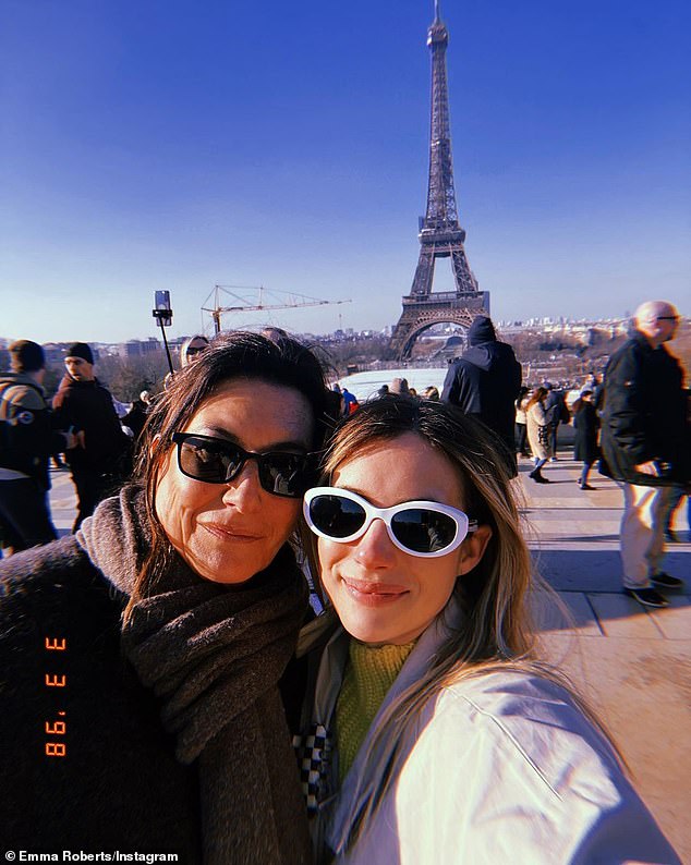 J'aime Paris: Она также поделилась фотографией, на которой она с матерью позирует перед Эйфелевой башней в Париже.