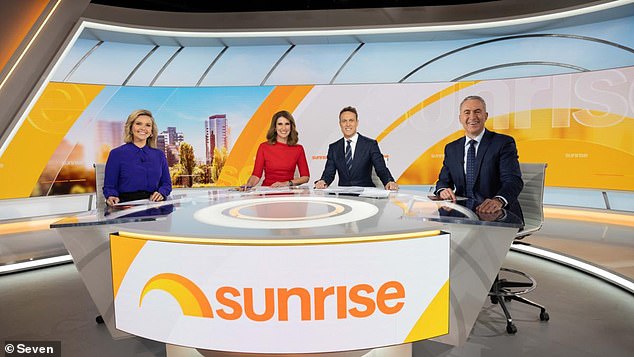 Команда Sunrise со знаменитым логотипом, состоящим из двух толстых изогнутых линий желтого и оранжевого цветов и полукруга, символизирующего восход солнца.
