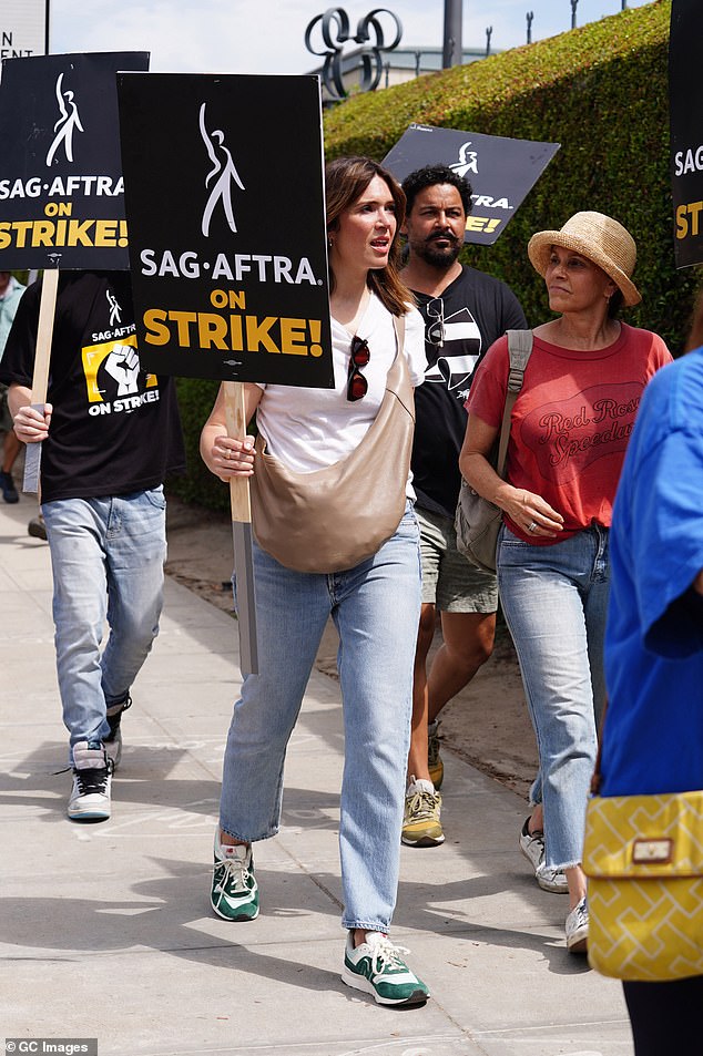 Актриса «Это мы» призвала SAG-AFTRA «вернуться к столу переговоров» и «заключить честную сделку, чтобы каждый мог вернуться к работе»