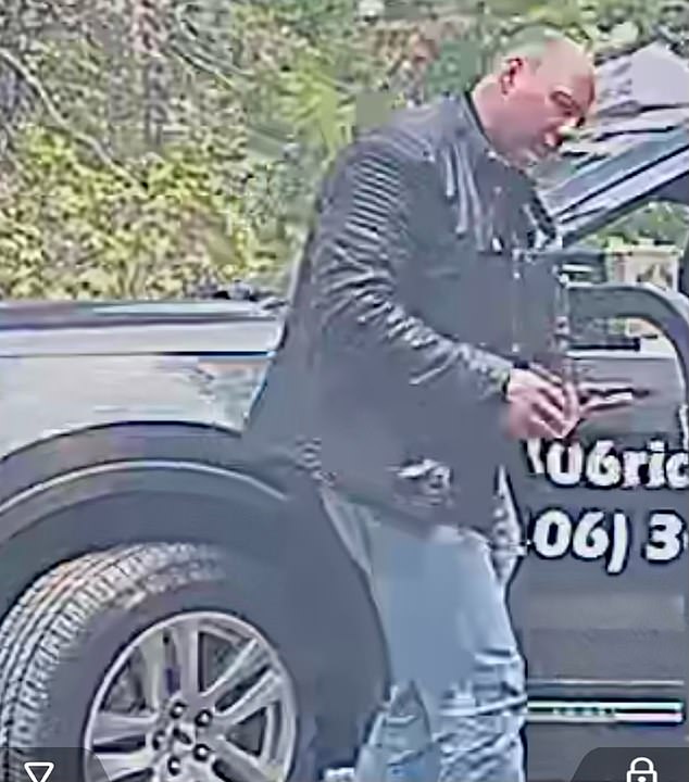 Борос (на фото возле дома Келли Стоун в США) живет на северо-западе Лондона и, предположительно, родом из Венгрии.