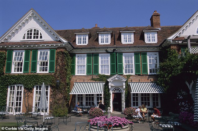 Роскошно: Карен и Джордан поженились в пятизвездочном отеле Chewton Glen, загородном доме 18 века на границе с Нью-Форестом.