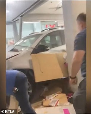 Полиция сообщила, что 84-летняя женщина за рулем Toyota RAV4 врезалась в здание, сбив Калито и еще несколько человек внутри.