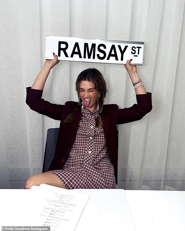 «Счастливого Хэллоуина от твоей девушки Нины @neighbours ✌ #ivegottago», — подписала она пост.