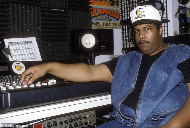 Подробности: DJ Mark the 45 King умер в возрасте 62 лет. Профессионал музыкальной индустрии работал с такими громкими именами, как Эминем, Jay-Z и Queen Latifah, которые почтили его память после известия о его кончине.