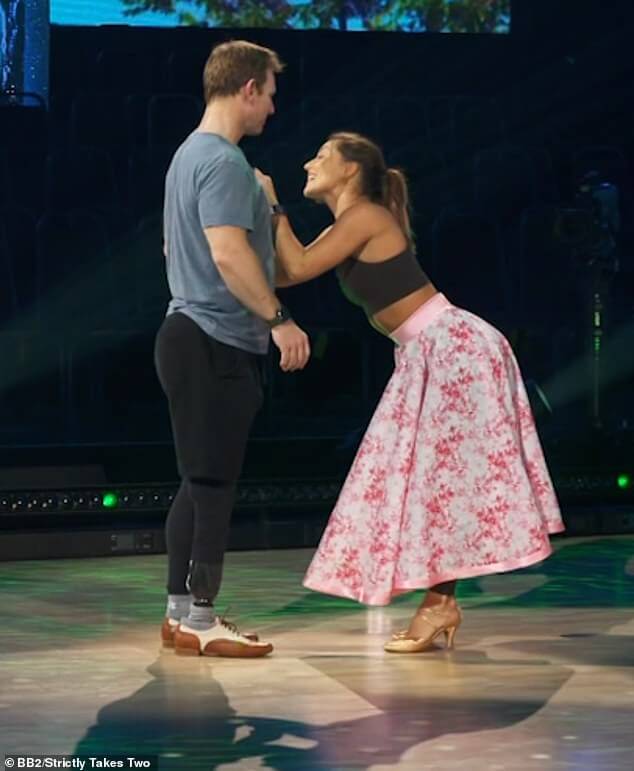 Возвращаясь к этому: Джоди Канди из Strictly Come Dancing вернулся на репетиции в пятницу после того, как выяснилось, что он, возможно, не сможет участвовать в шоу в эти выходные из-за опасений по поводу здоровья.