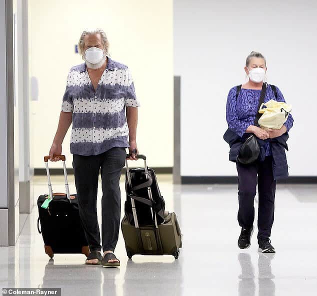 DailyMail.com заметил 73-летнего актера Джеффа Бриджеса в Лос-Анджелесе на этой неделе с женой 45-летней Сьюзан Гестон.