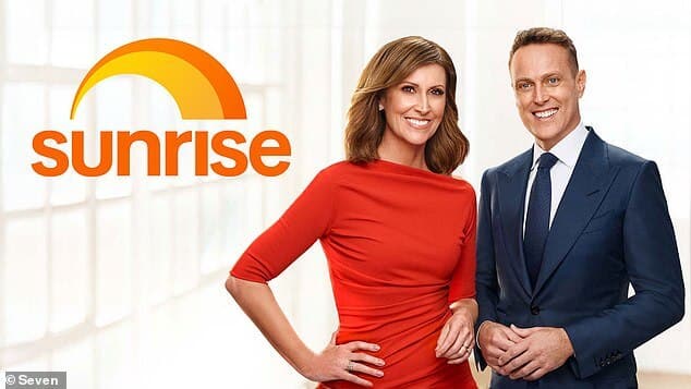 Внимательный зритель заявил, что Севен украл логотип Sunrise у другого знакового австралийского заведения. На снимке: логотип в виде полумесяца (слева) с ведущими шоу-завтрака Натали Барр и Мэттом «Ширво» Ширвингтоном.