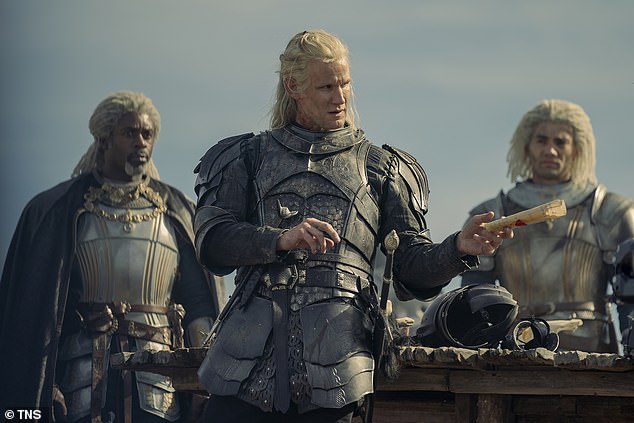 Эпический: действие сериала происходит за 200 лет до событий «Игры престолов» и основано на романах Джорджа Р. Р. Мартина «Пламя и кровь» (Уил Джонсон, Мэтт Смит и Тео Нейт показаны слева направо).