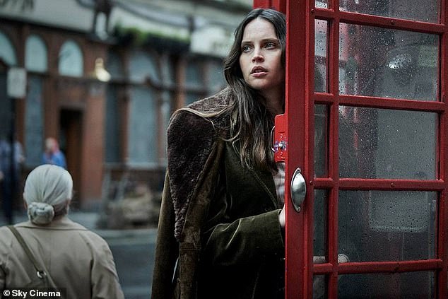 Последний фильм: Джонс постоянно занята своей карьерой, совсем недавно снялась в фильме «Мертвый выстрел», сценарий к которому написали ее 47-летний муж Чарльз Гард и его брат Томас.