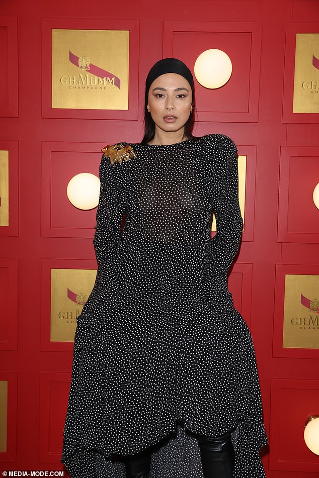 Джессика Гомес продемонстрировала свое уникальное чувство стиля в черно-белом платье в горошек с нижней юбкой и подплечниками.