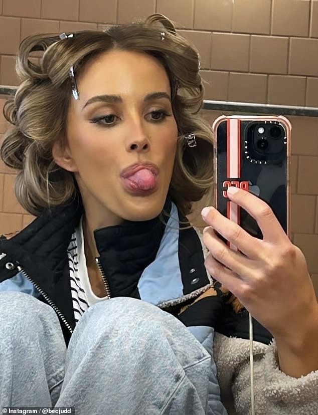 Бек также опубликовала свою фотографию, на которой она сидит в косметическом кресле с большими бигуди в волосах и готовится к новому дню.  На фото