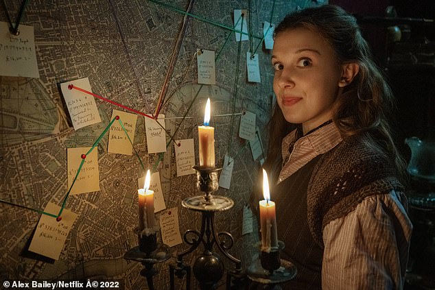 Энола 3: Ходят слухи, что Netflix надеется на третий фильм об Эноле Холмс.  Актриса говорит, что считает этот персонаж более близким.  «Одиннадцать в «Очень странных делах» настолько далеки от того, кем я являюсь, а Энола чувствует, что я возвращаюсь в место нормальности и последовательности»