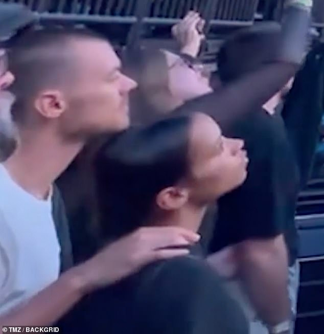 Влюбленный: Гарри дебютировал в своем новом образе, когда направлялся на концерт U2 в Las Vegas Sphere с подругой актрисой Тейлор.