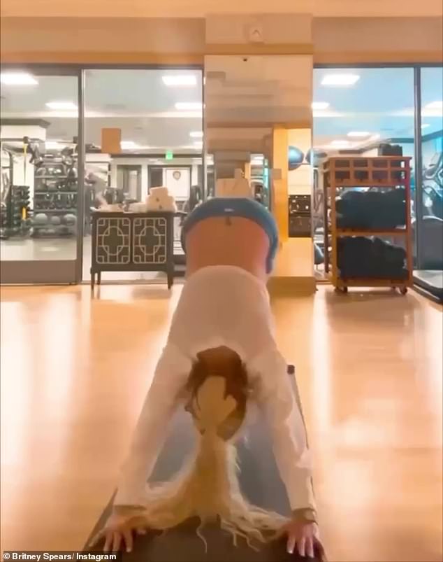Растяжка: Показав своим поклонникам несколько упражнений стоя, она взяла коврик, а также сделала несколько растяжек йоги, чтобы разогреть мышцы.