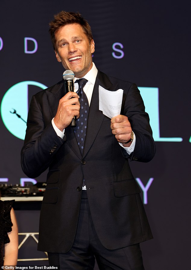 Лауреат: Во время церемонии Брейди получил премию «Дух лидерства», которая является «высшей наградой лучших друзей, вручаемой выдающимся светилам, проявившим выдающееся лидерство, щедрость и дух в поддержке миссии организации».