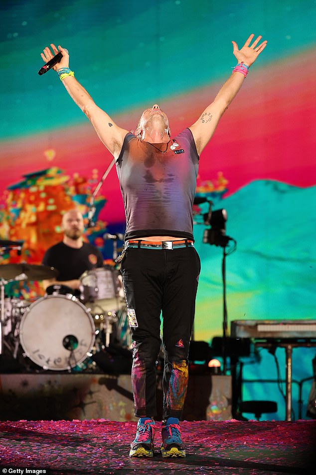 В воскресенье в Интернете появился афиша тура, утверждающая, что Coldplay приедут на стадионы Marvel и Accor в октябре и ноябре следующего года.