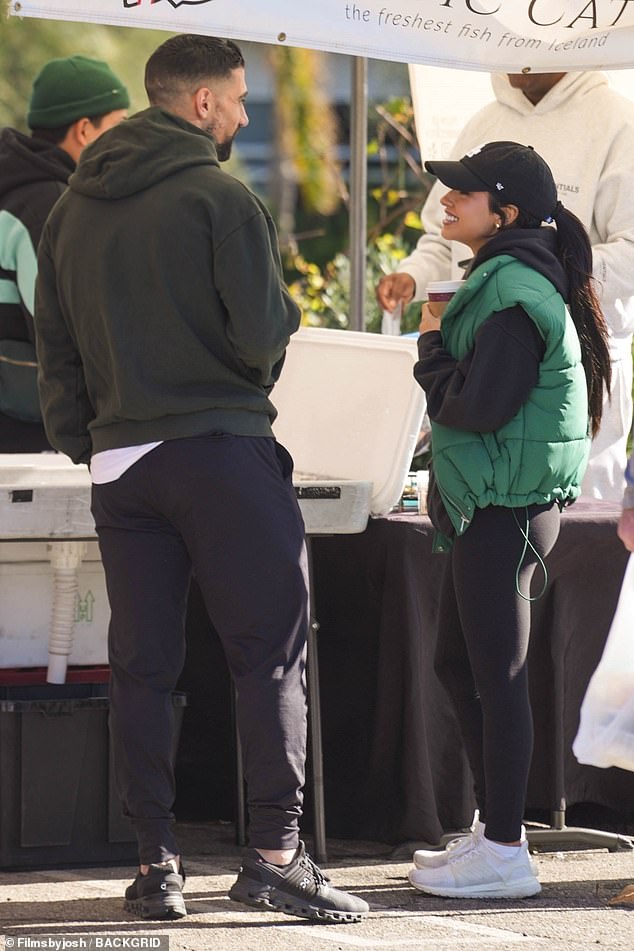 В пути: 26-летняя певица и 31-летняя спортсменка, которые обручились в декабре прошлого года, прежде чем весной прошлого года возникли обвинения в мошенничестве, остановились на фермерском рынке в городском районе Портер-Ранч.