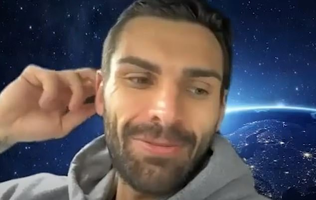 Забавно: хотя он и настаивал на том, что между ним и Сэмом нет вражды, он признал, что хотел бы, чтобы звезда реалити-шоу столкнулась с ужасными испытаниями еды.