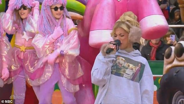 Дань уважения Мэтью Перри от Jax на параде Macy's в честь Дня Благодарения