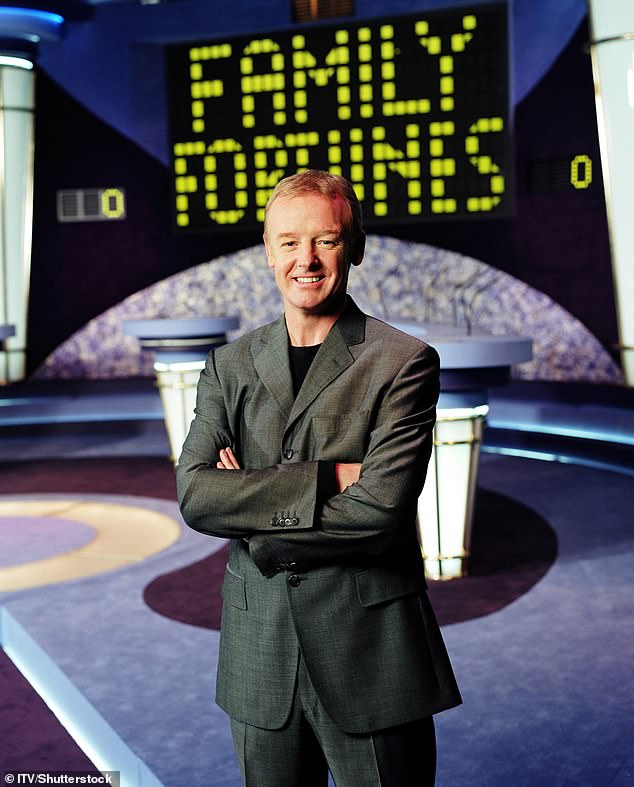 Ведущий: Лес представлял Family Fortunes с 1987 по 2002 год (на фото 2000 года).