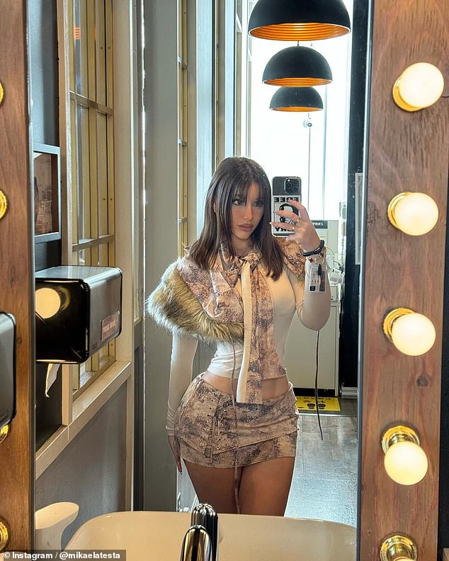 Микаэла продемонстрировала свое необычное соотношение бедер и талии в крошечной мини-юбке и топе с меховым воротником.