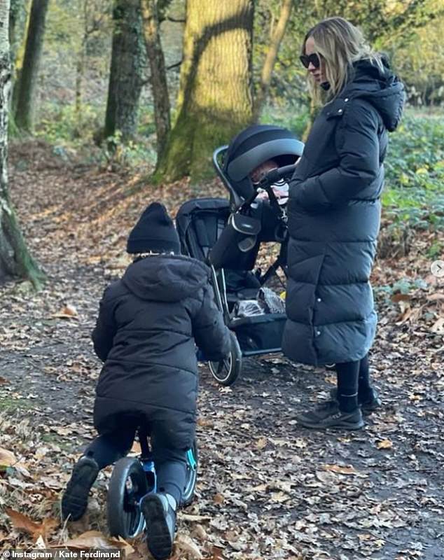 Забавно: бывшая звезда TOWIE зашла в Instagram, чтобы поделиться галереей снимков за последнюю неделю, а затем предложила более реалистичное представление в своей забавной подписи.