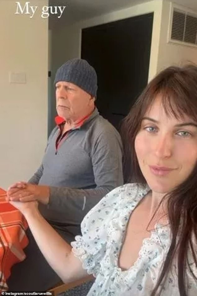 Ее увидели через несколько дней после того, как она опубликовала в Insta Stories видео о нежном моменте, которым она поделилась со своим отцом на фоне снижения его слабоумия.