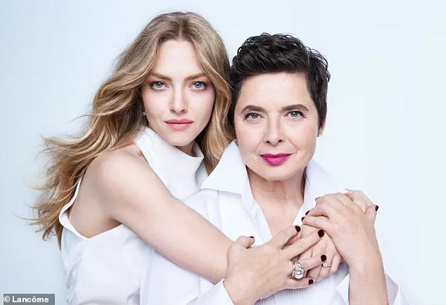 Классические красавицы: Аманда стала послом Lancome в начале этого года, когда она объединилась с актрисой Изабеллой Росселини для кампании бренда «La vie est belle».