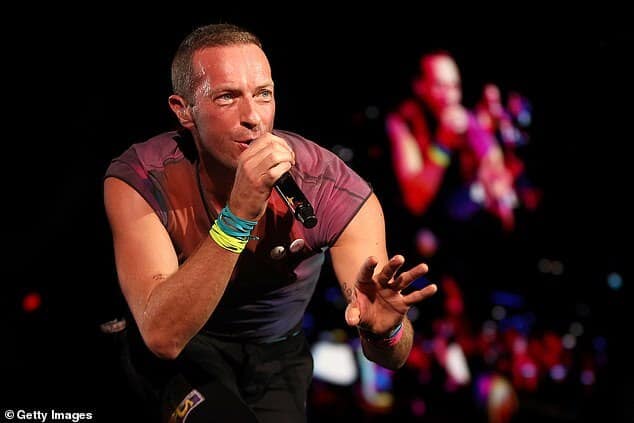 Поклонники, которые не смогли приехать на концерты Coldplay в Перте в Западной Австралии из-за отмены рейсов, получат бесплатные места на предстоящем австралийском туре группы.  Крис Мартин на снимке выступает в Перте.