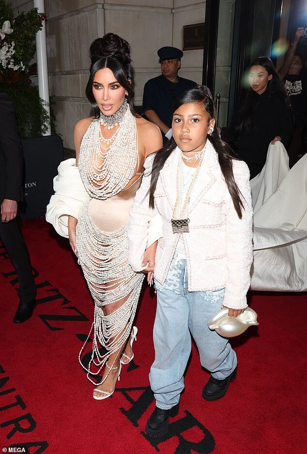 Критика: дочь Ким Кардашьян Норт резко критикует ее образ Met Gala в превью эпизода The Kardashians на следующей неделе.
