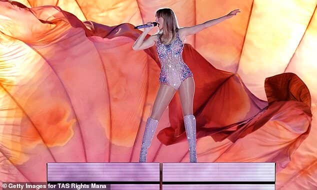Важная новость: Тейлор Свифт объявила, что ее популярный фильм The Eras Tour выйдет на потоковых сервисах в следующем месяце.