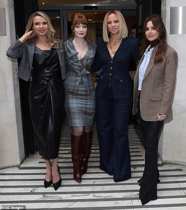 Сияющий!  Girls Aloud впервые появились после подтверждения своего воссоединения, когда они направлялись на радиошоу Зои Болл в четверг утром.