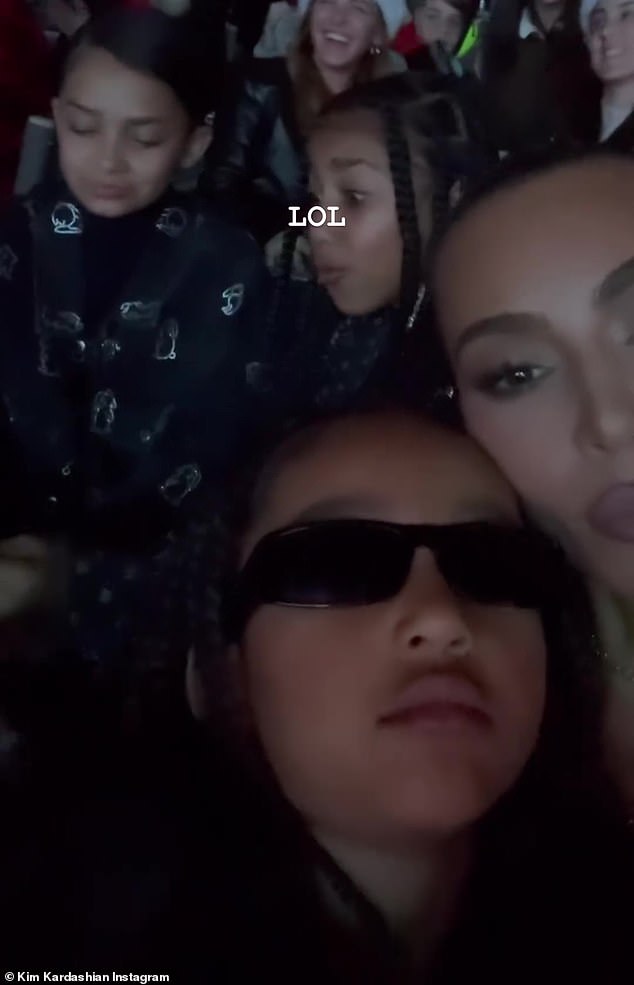 LOL: Пятилетний Чикаго, кажется, часть шоу уснул.  Ким написала «LOL» поверх видео, опубликованного в социальных сетях, как Норт, 10 лет, и подруга каталась на сиденьях позади нее во время катания на санях, пока они снимали собственное селфи-видео.