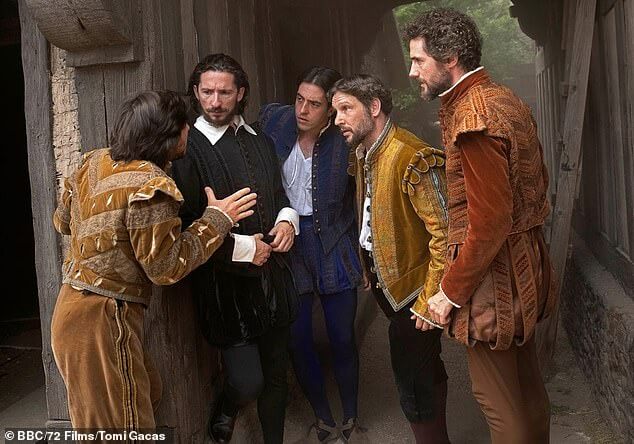 Дэниел Боярский (второй слева) изображает Шекспира в фильме BBC2 «Шекспир: Восстание гения», созданном в честь 400-летия публикации Первого фолио Шекспира.