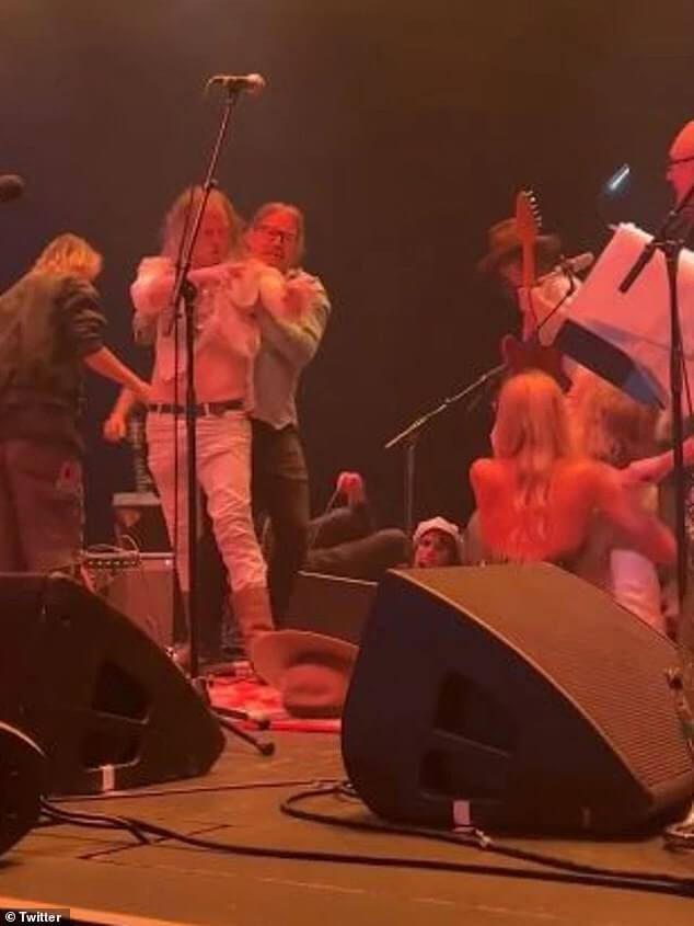 Шокирующая драка между участниками американской рок-группы The Brian Jonestown Massacre произошла во время их концерта в Мельбурне во вторник вечером.