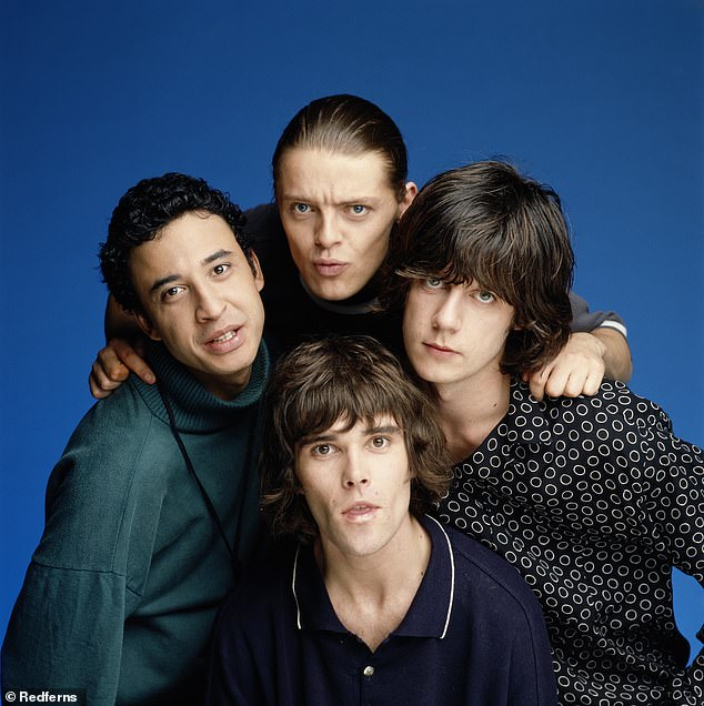 Ян Браун с The Stone Roses в 1990 году. Слева направо: Рени, Мани (вверху), Ян Браун (внизу) и Джон Сквайр.