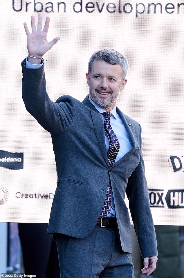 Датский дворец подтвердил, что на следующей неделе к семье присоединится Фредерик, наследный принц Дании.
