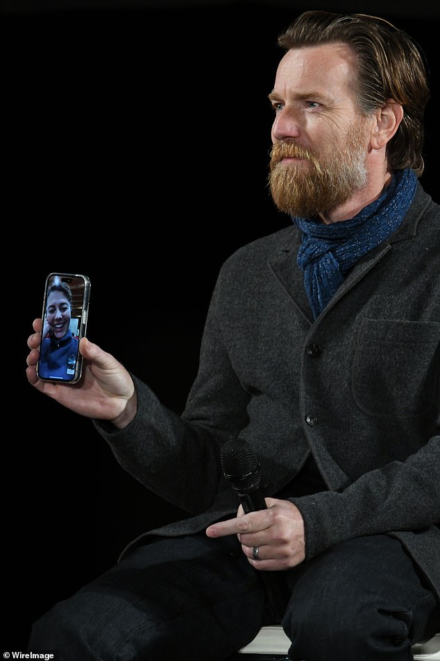 Позже, во время вопросов и ответов, Юэн связался по FaceTime со своей женой Мэри Элизабет Уинстед, чтобы показать ей потрясающую публику.
