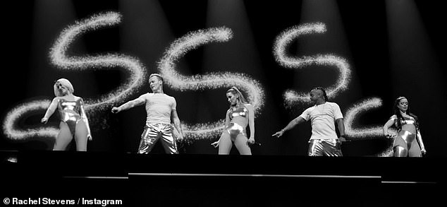 S Club 7 празднует свой 25-летний юбилейный тур без 42-летней Ханны Спирритт, которая отказалась от участия после трагической смерти участницы группы и ее бывшего партнера Пола Каттермола.