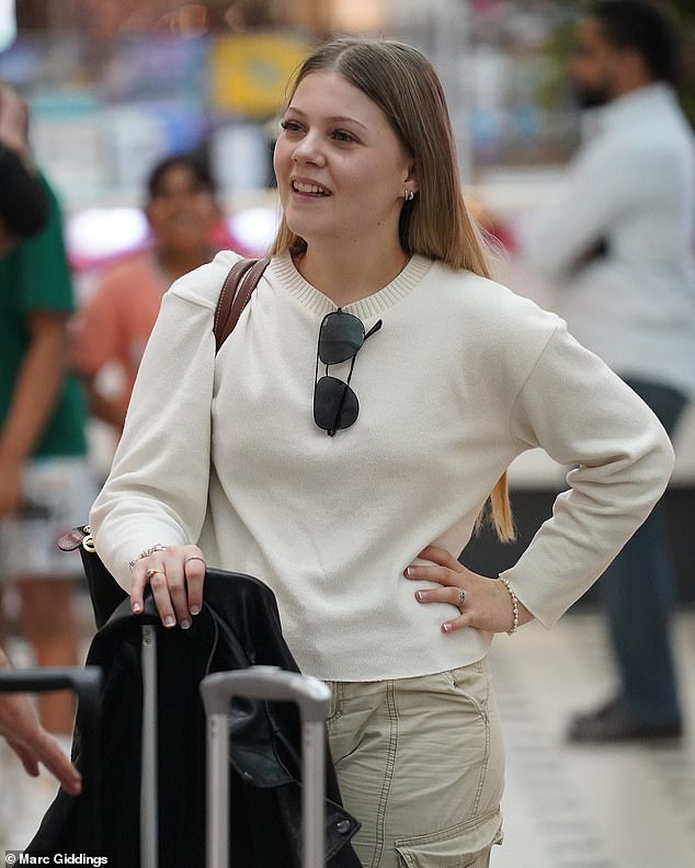 Дочь Найджела Фараджа, Иззи, 18 лет, рассказала MailOnline, что она предупредила своего «уверенного в себе» отца не раздеваться догола в сериале «Я знаменитость», когда она приземлилась в аэропорту Брисбена в среду.