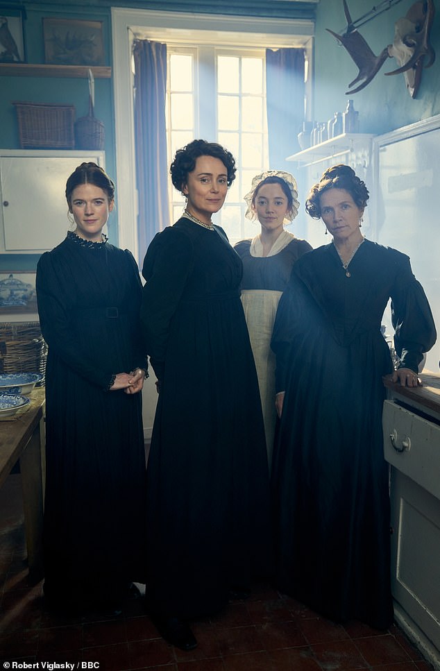 В адаптации писательницы, лауреата премии BAFTA Андреа Гибб, Кили играет Кассандру Остин (Роуз Лесли, Кили, Миррен Мак и Джессика Хайнс, LR).