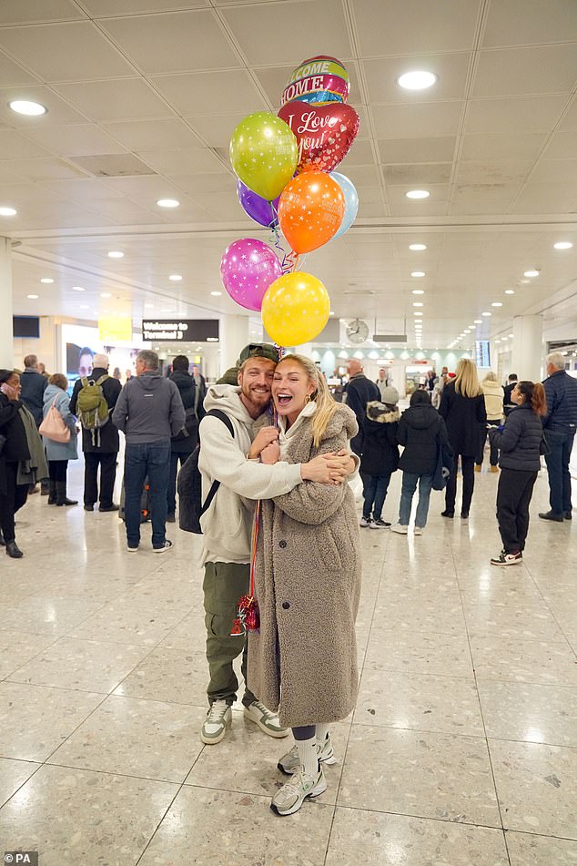 Зара одета в непринужденную кремовую толстовку с капюшоном и серые спортивные леггинсы, надетую поверх флисового плюшевого пальто.