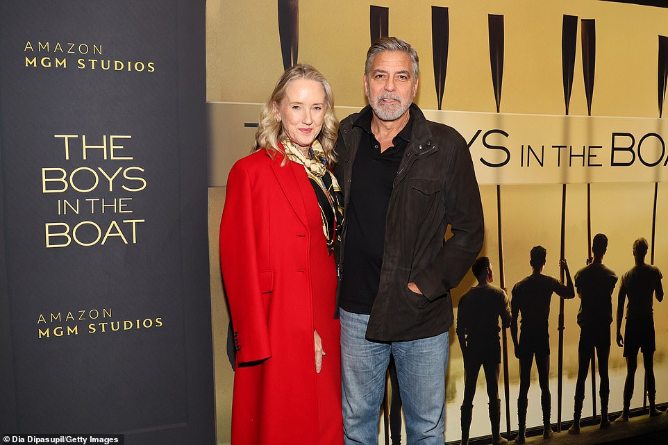 Амбассадор бренда Nespresso обязательно позировал с главой Amazon Studios Дженнифер Николсон Салк (слева) в праздничном красном ансамбле и узорчатом шелковом шарфе.