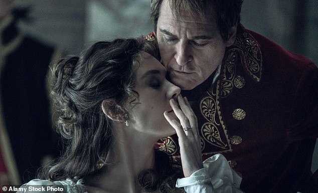 Кирби продолжал появляться в фильмах «Миссия невыполнима», а также играл главную роль вместе с Хоакином Фениксом (на фото) в фильме Ридли Скотта «Наполеон».