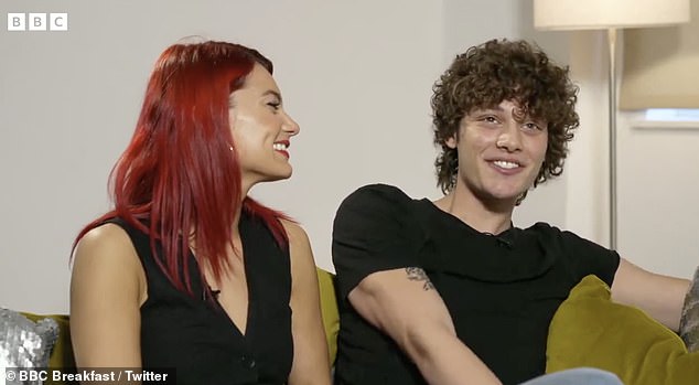 Выступая в субботу на BBC Breakfast, Бобби сказал: «Все, что вам нужно, это просто кричать, благодарить публику и обнимать Ди».